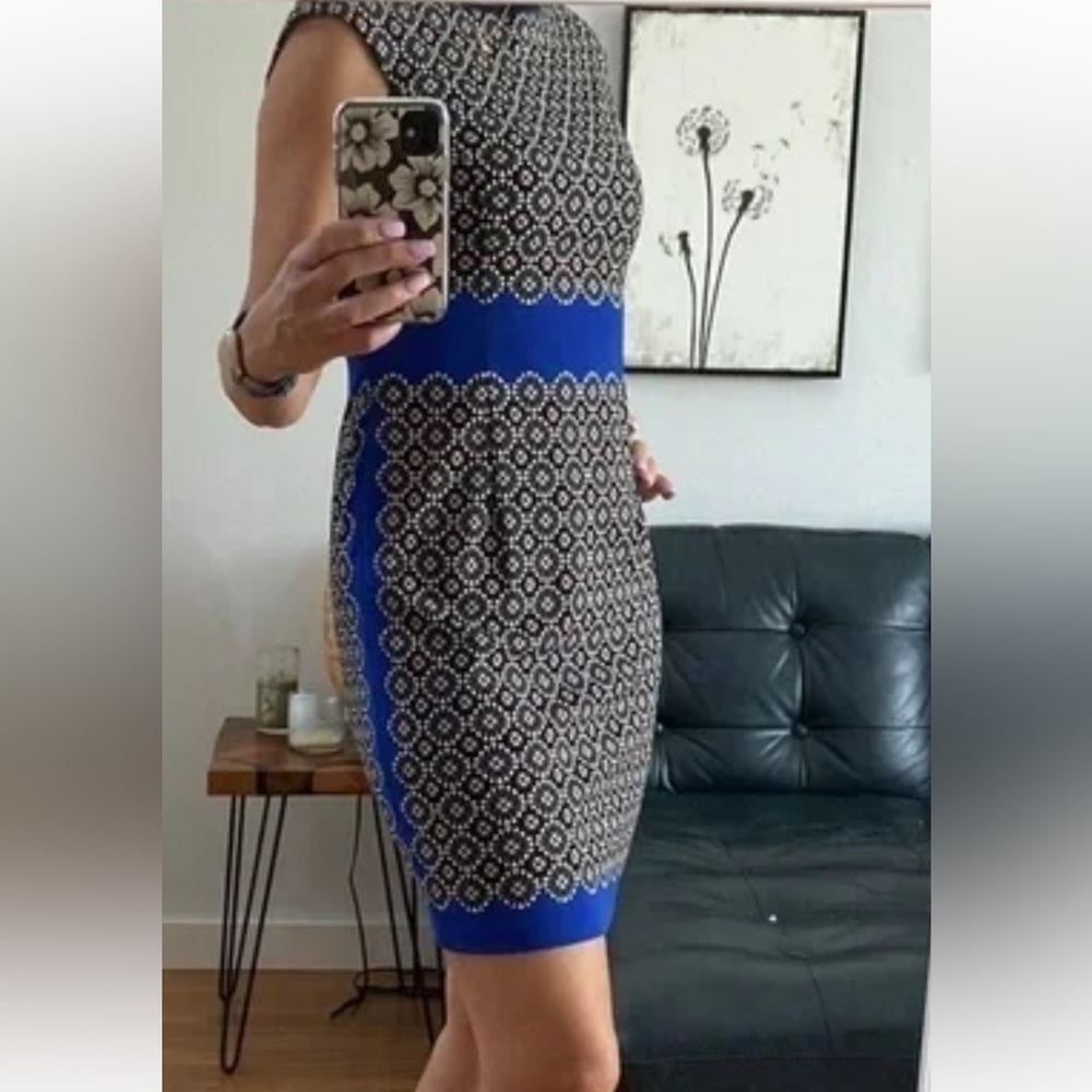 Maggie London Sheath Dress With Slimming Blue Stripes and Floral Pattern Sz 6